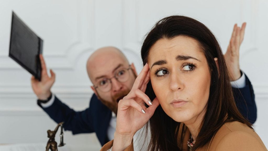 Las relaciones tóxicas en el trabajo generan estrés constante y afectan el ambiente laboral.