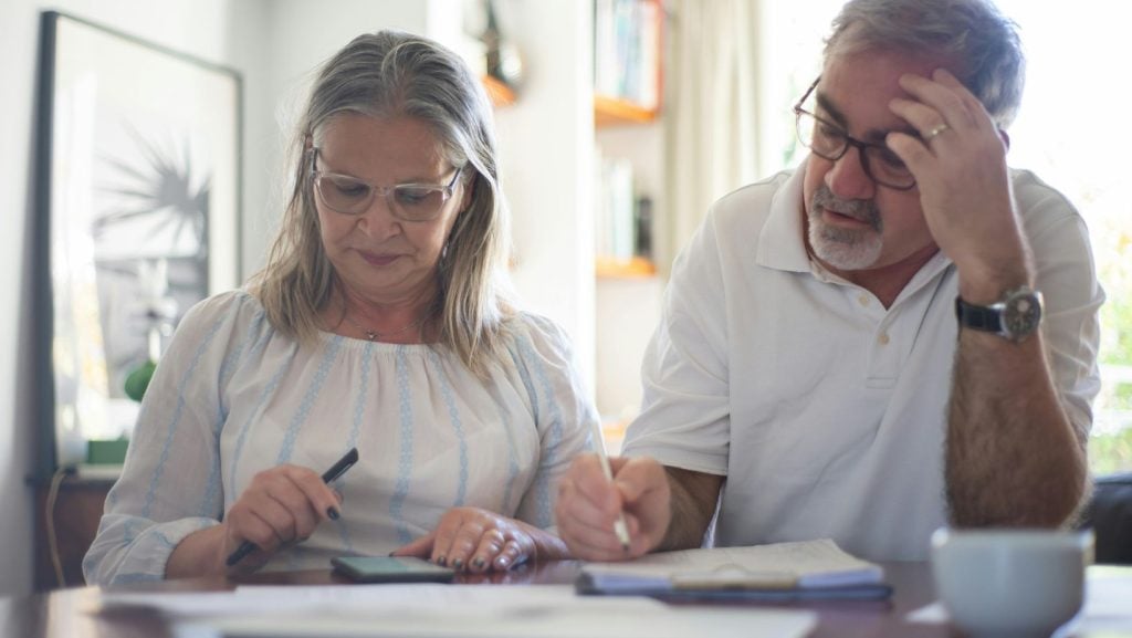 Una buena comunicación financiera fortalece la relación de pareja.